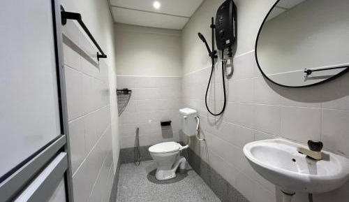 Standard Queen Shared Bathroom