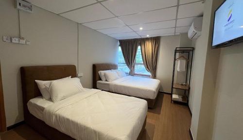 Deluxe Triple Shared Bathroom