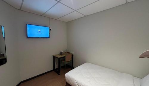 Deluxe Single Shared Bathroom