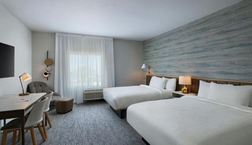 Studio Queen Room with City View - Mobility/Hearing Accessible with Tub