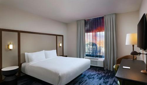King Room with City View - Mobility/Hearing Accessible with Roll-In Shower