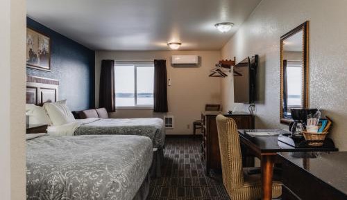 Queen Room with Two Queen Beds and Water View