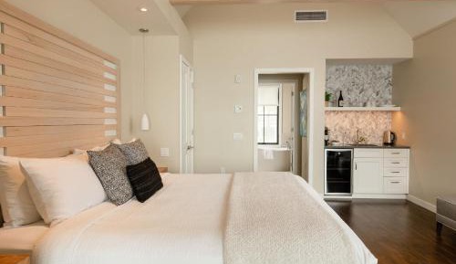 Water's Edge Deluxe Suite