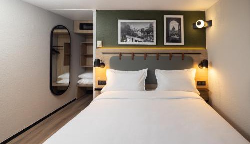 Standard Room - 1 Queen Bed