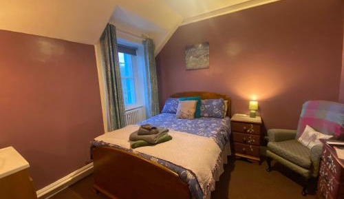 Single Room with Private Bathroom Across The Hallway