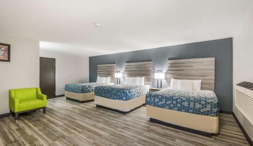 Queen Suite with Three Queen Beds - Non Smoking 