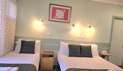 Queen/Twin Share Room