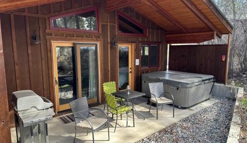 King Cabin with Hot Tub
