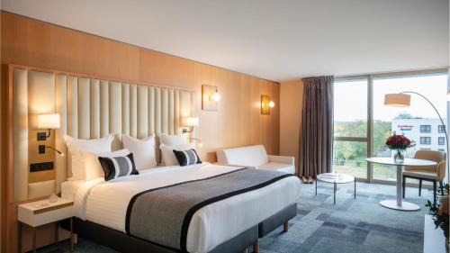 Deluxe One-Bedroom Suite