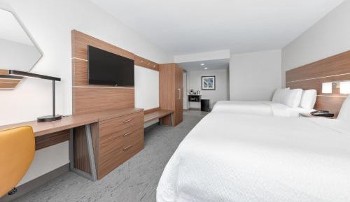 Standard Queen Room with Two Queen Beds and Mobility Accessible Tub