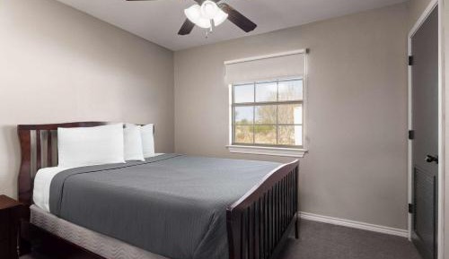 One-Bedroom Queen Suite - Non-Smoking
