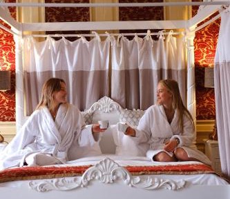 Double Room - Courtroom