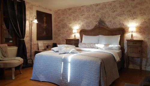 Deluxe Room (2 Adults + 1 Child)