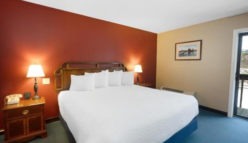 2nd Floor Family King Bed W/ Adjoining Room