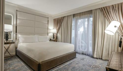King Room with Roll-In Shower - Disability Access