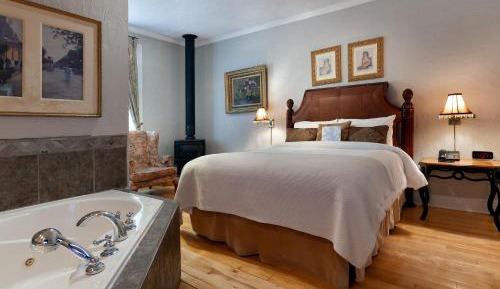 Queen Suite with Spa Bath