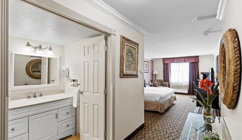 Junior Suite King Bedroom