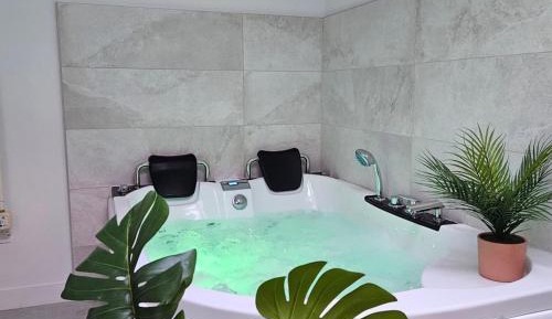 King Room with Spa Bath