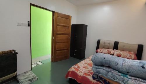 Queen Room with Shared Bathroom