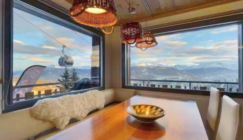 Apartment with Mountain View