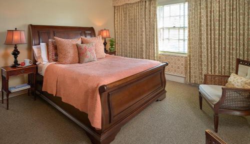 Deluxe Queen Suite