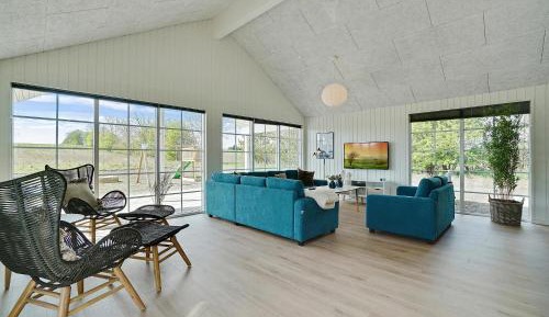 Ten-Bedroom Holiday Home