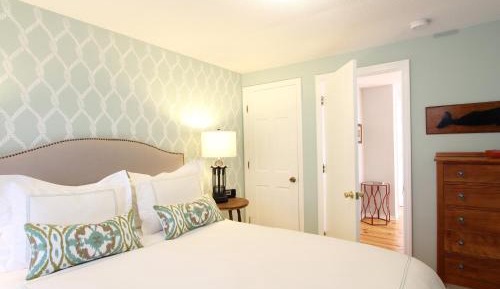 Deluxe One-Bedroom Apartment