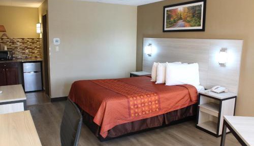 Queen Room - Efficiency - Non-Smoking