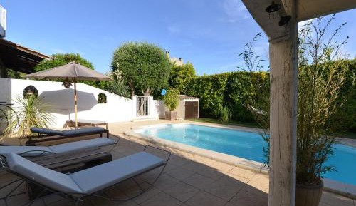 Apartment with Pool View 