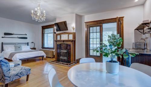 Deluxe One-Bedroom Apartment with Garden View