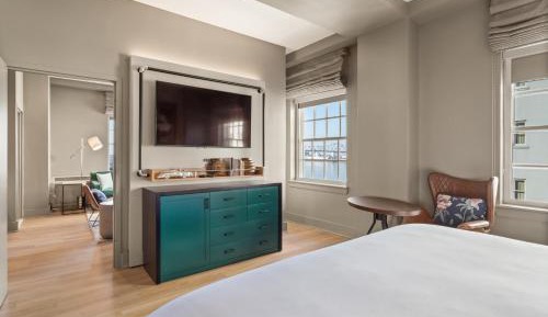 King Suite with Tub and Sofa Bed - Mobility Accessible