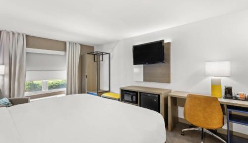 King Room with Roll-in Shower - Non-Smoking