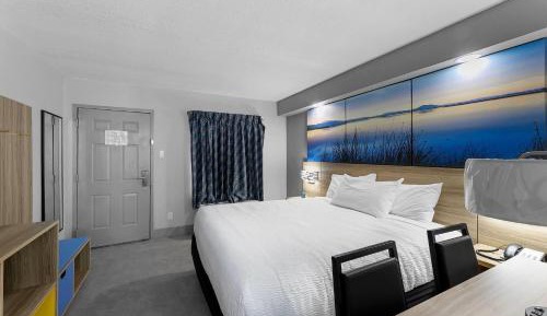 King Suite with Bathtub with Grab Bars - Mobility Accessible/Non-Smoking