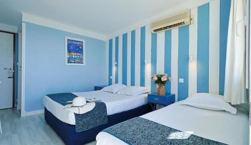 Triple Room with Partial Sea View and Balcony