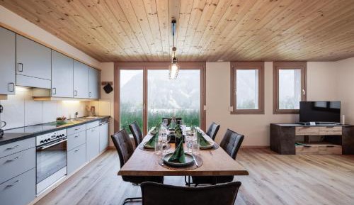 Apartment with Mountain View