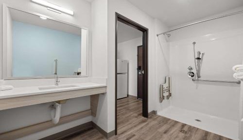 Queen Suite with Roll-In Shower - Disability Access/Non Smoking