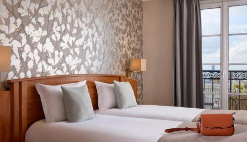 Superior Twin Room Paris view 