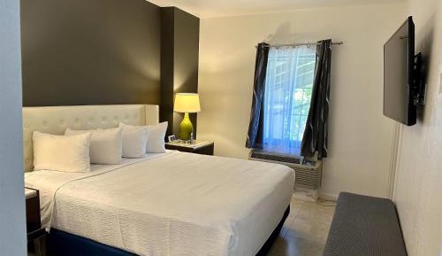 King Suite with Spa Bath and Balcony - Non-Smoking
