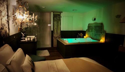 Deluxe Suite with Spa Bath