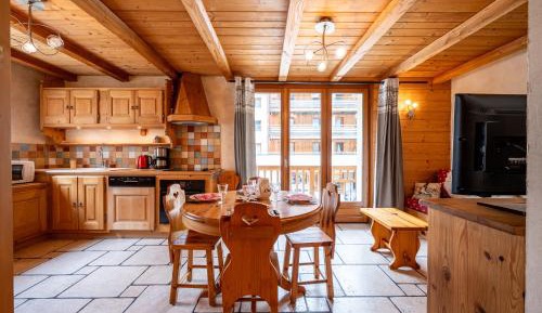 Two-Bedroom Deluxe Apartment with Balcony