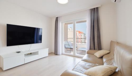 Three-Bedroom Apartment with Balcony