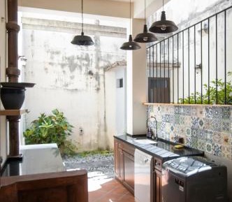 Heritage Series - Queen Room with Shared Bathroom