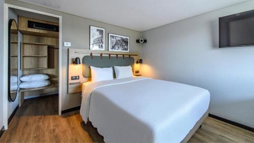 Standard Room - 1 Queen Bed