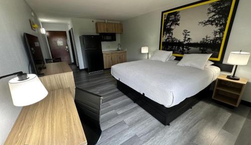 King Suite with Kitchenette - Non-Smoking
