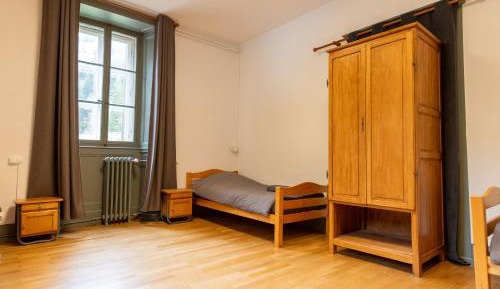 Basic Triple Room with Shared Bathroom