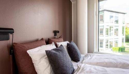 One-Bedroom Apartment with Partial Lake View