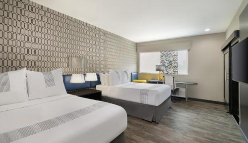 Queen Room with Two Queen Beds and Roll-In Shower - Disability Access
