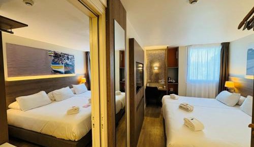 Family Room with Two Double Beds, Two Single Beds, Two Showers and Connecting Rooms - Non-Smoking