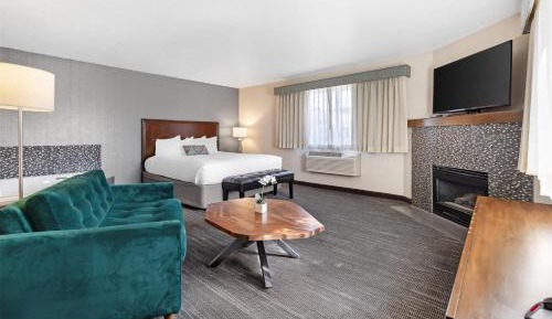 King Suite with Spa Bath and Fireplace - Non-Smoking