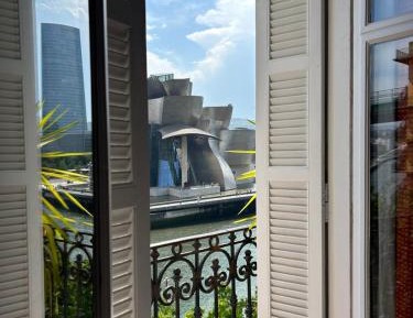 Deluxe Double Room with Balcony Guggenheim Views